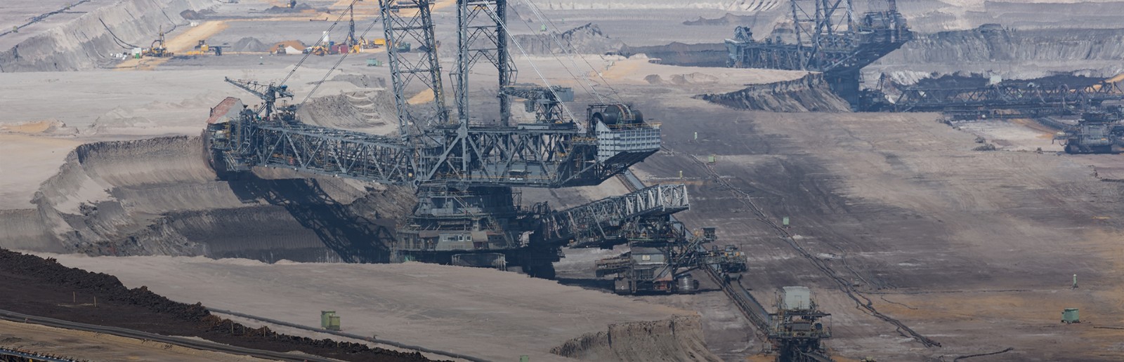 礦區(qū)開發(fā).jpg